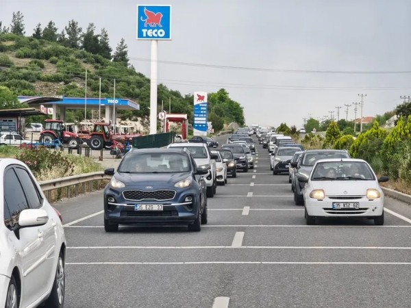 Tatil Dönüşü Trafik Kilit! 22 Kilometrelik Araç Kuyruğu Oluştu